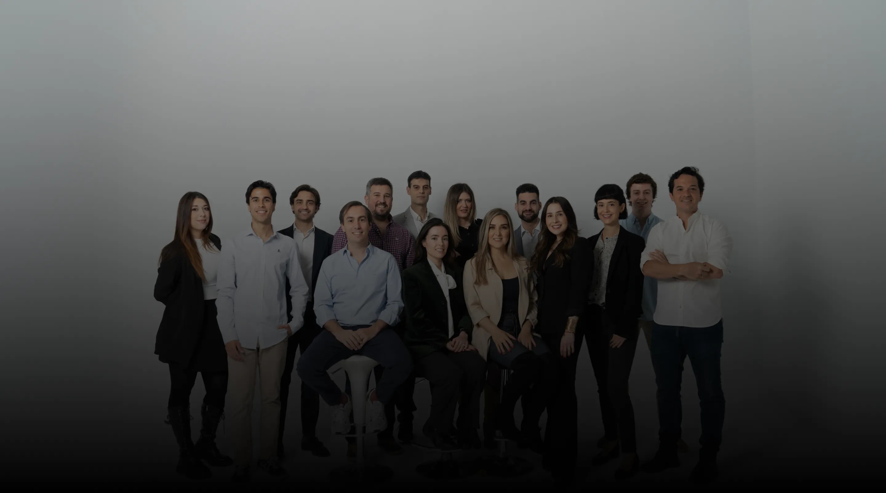 Las familias y el equipo de VIVLA reunidos alrededor de una mesa
